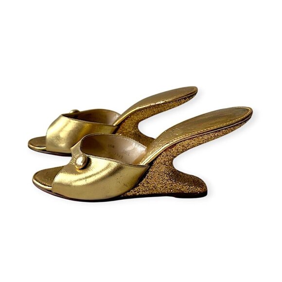Vintage 1950s Gold Boomerang Wedge Mules– Sculptural Heel, Metallic Leather 8.5N - Picture 3 of 14